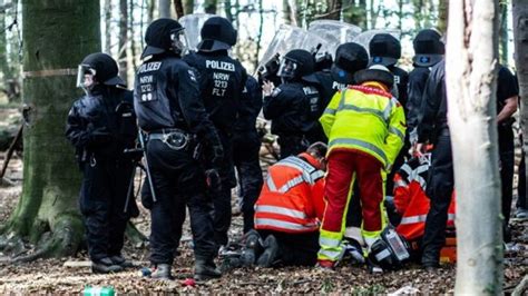 A­l­m­a­n­ ­b­a­s­ı­n­ı­ ­H­a­m­b­a­c­h­­t­a­ ­p­o­l­i­s­i­ ­t­u­t­u­y­o­r­